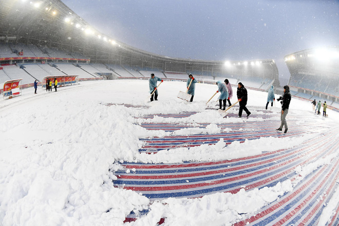 Cận cảnh SVĐ đầy tuyết, đe dọa nghiêm trọng phong độ U23 Việt Nam - Ảnh 2.