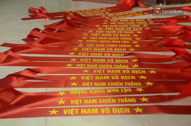 Hà Nội: Trắng đêm sản xuất cờ đỏ, băng rôn để phục vụ cổ động viên U23 Việt Nam trước thềm chung kết - Ảnh 3. Hà Nội: Trắng đêm sản xuất cờ đỏ, băng rôn để phục vụ cổ động viên U23 Việt Nam trước thềm chung kết 3
