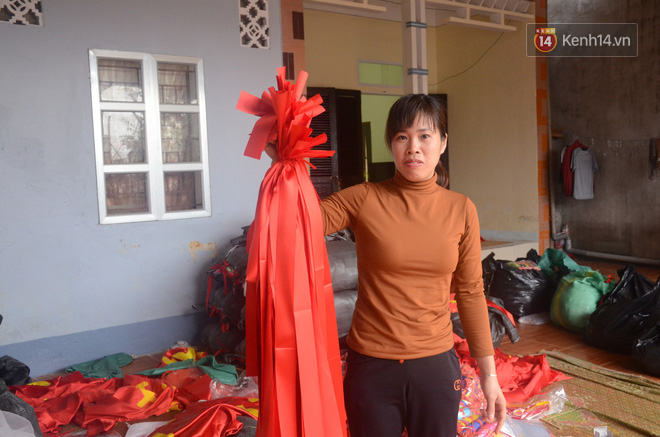 Hà Nội: Trắng đêm sản xuất cờ đỏ, băng rôn để phục vụ cổ động viên U23 Việt Nam trước thềm chung kết - Ảnh 8.