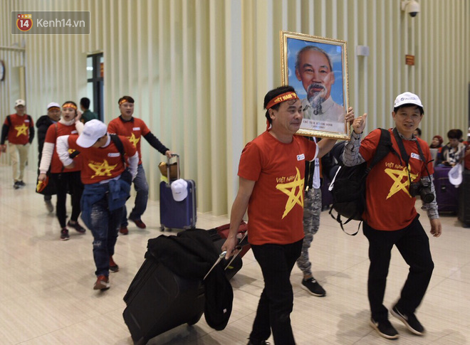 Fan Việt Nam đi đường bộ sang Trung Quốc cổ vũ chung kết U23 châu Á - Ảnh 2.