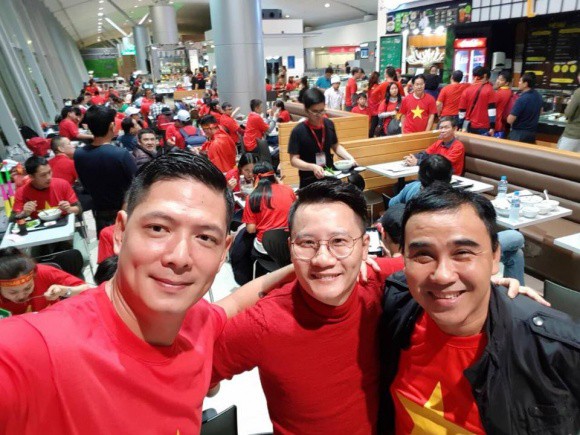 Clip: Bình Minh và dàn sao Việt hào hứng bay sang Trung Quốc lúc 4 giờ sáng để kịp cổ vũ U23 Việt Nam - Ảnh 2.