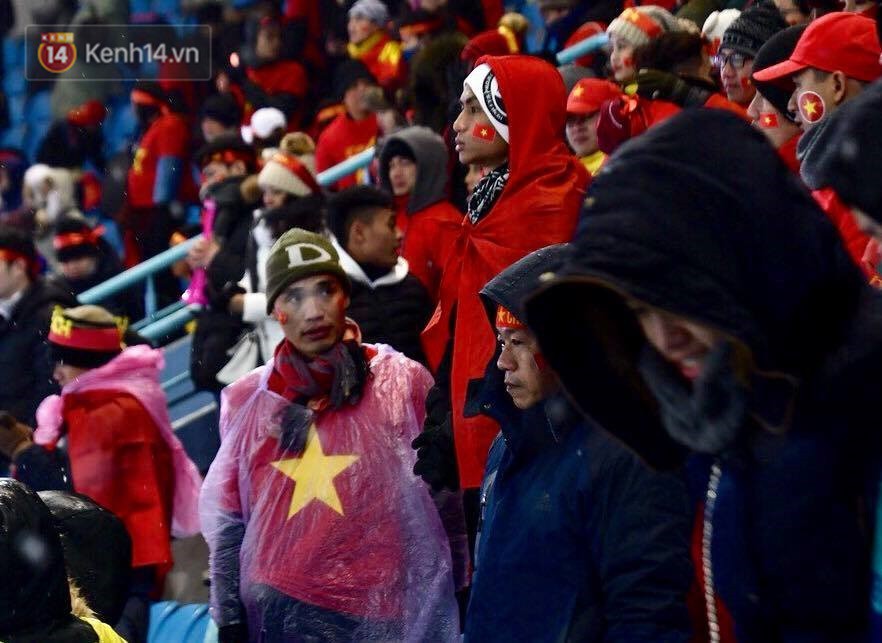 Khoảnh khắc không bao giờ quên: U23 Việt Nam cúi chào tri ân người hâm mộ đã sát cánh trong trận chung kết lịch sử - Ảnh 4.