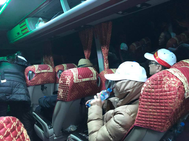 Đi Trung Quốc xem U23 Việt Nam, 64 hành khách bị công ty du lịch “bỏ bom” mắc kẹt ở cửa khẩu Móng Cái - Ảnh 3.