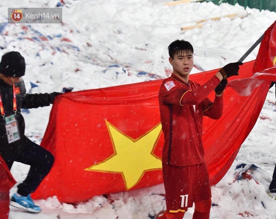 Khoảnh khắc không bao giờ quên: U23 Việt Nam cúi chào tri ân người hâm mộ đã sát cánh trong trận chung kết lịch sử - Ảnh 8.