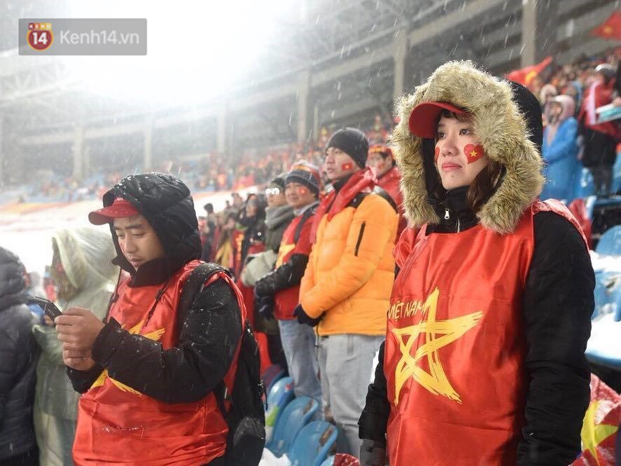 Khoảnh khắc không bao giờ quên: U23 Việt Nam cúi chào tri ân người hâm mộ đã sát cánh trong trận chung kết lịch sử - Ảnh 10.