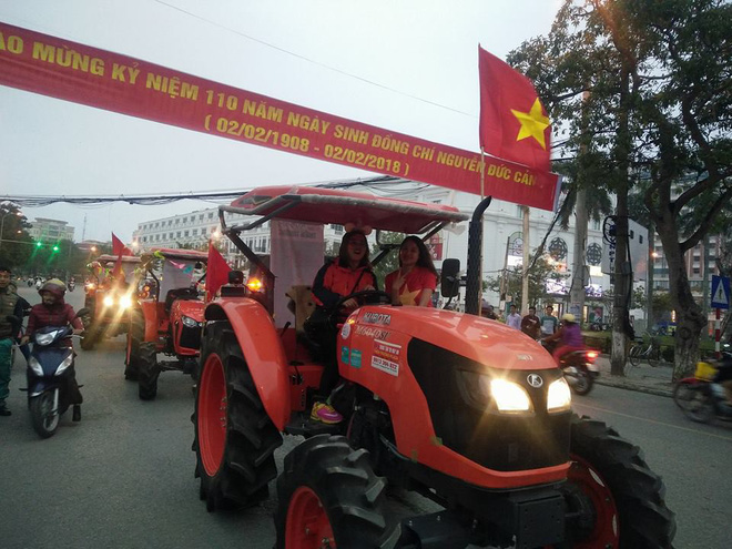 Máy cày xuống phố cổ vũ cho đội tuyển U23 Việt Nam 1