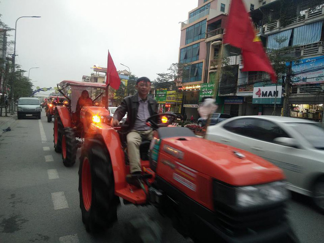 Máy cày xuống phố cổ vũ cho đội tuyển U23 Việt Nam - Ảnh 3. Máy cày xuống phố cổ vũ cho đội tuyển U23 Việt Nam 3