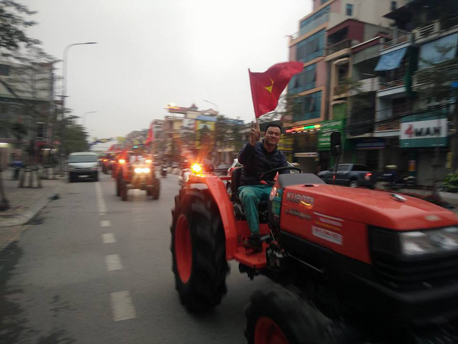 Máy cày xuống phố cổ vũ cho đội tuyển U23 Việt Nam - Ảnh 7. Máy cày xuống phố cổ vũ cho đội tuyển U23 Việt Nam 7
