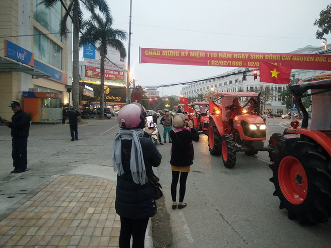 Máy cày xuống phố cổ vũ cho đội tuyển U23 Việt Nam 10