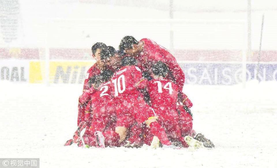 Bức ảnh của U23 Việt Nam giữa tuyết trắng mà ai nhìn thấy cũng muốn khóc! - Ảnh 2.