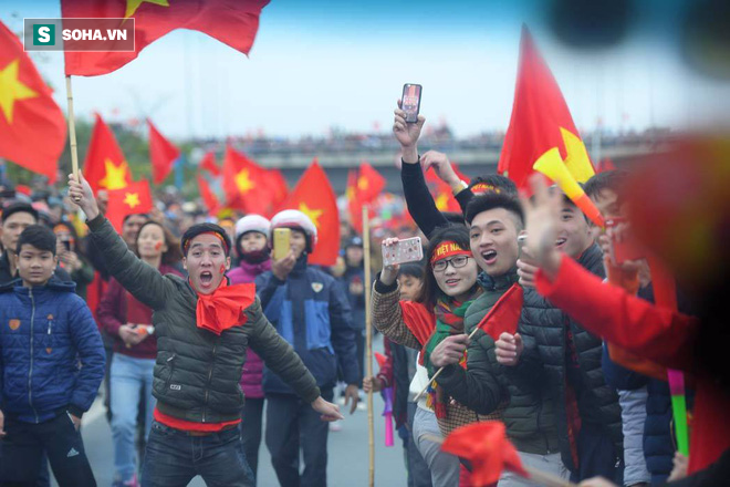 Báo Hàn Quốc trầm trồ với những dòng thác đỏ mừng U23 Việt Nam trở về - Ảnh 1.
