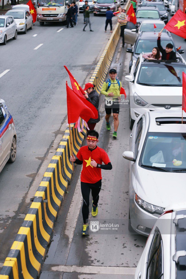 Chùm ảnh: Người hâm mộ đổ xô đi đón U23 Việt Nam, đường đến sân bay Nội Bài ngập tràn sắc cờ bay - Ảnh 3.