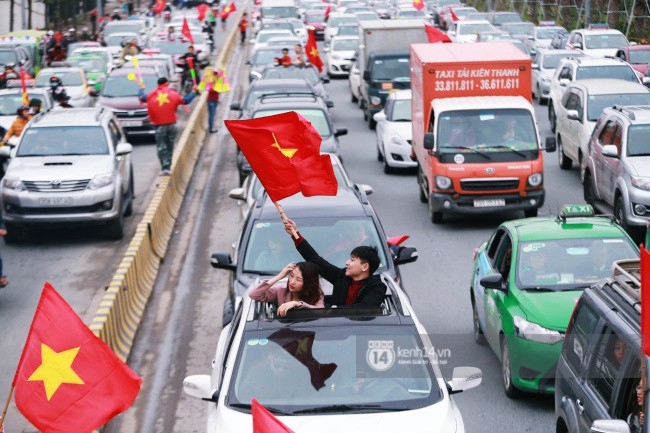 Chùm ảnh: Người hâm mộ đổ xô đi đón U23 Việt Nam, đường đến sân bay Nội Bài ngập tràn sắc cờ bay - Ảnh 10.