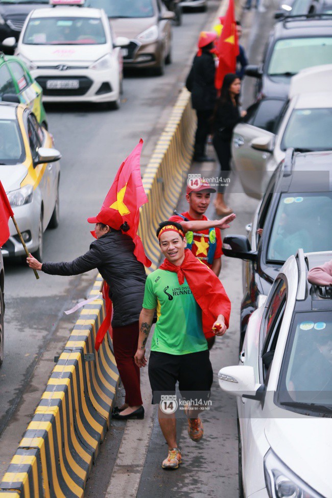 Chùm ảnh: Người hâm mộ đổ xô đi đón U23 Việt Nam, đường đến sân bay Nội Bài ngập tràn sắc cờ bay - Ảnh 4.