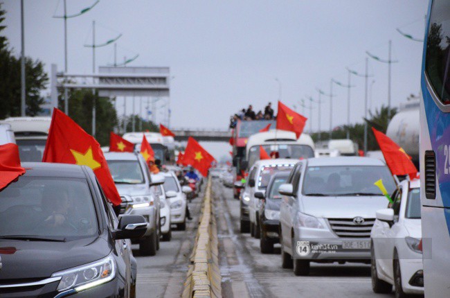 Chùm ảnh: Người hâm mộ đổ xô đi đón U23 Việt Nam, đường đến sân bay Nội Bài ngập tràn sắc cờ bay - Ảnh 16.