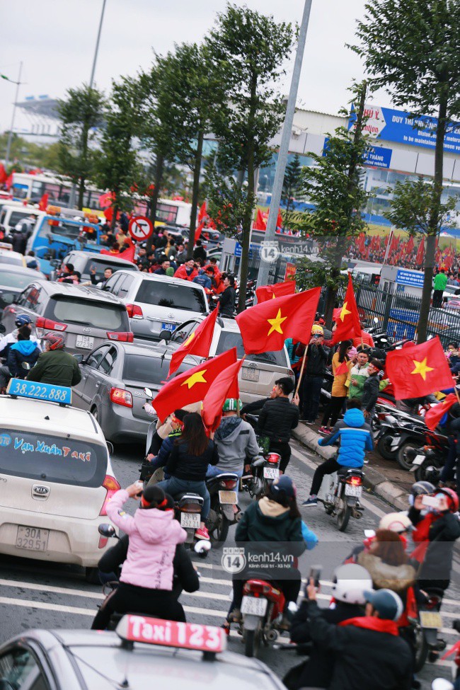 Chùm ảnh: Người hâm mộ đổ xô đi đón U23 Việt Nam, đường đến sân bay Nội Bài ngập tràn sắc cờ bay - Ảnh 6.