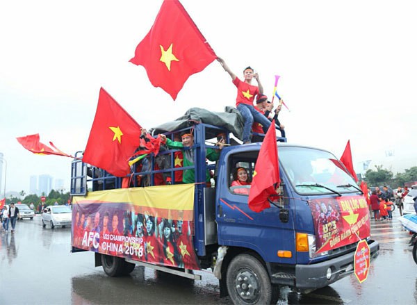 Netizen và truyền thông Thái Lan sững sờ: Thua vẫn yêu, người hâm mộ Việt Nam tổ chức ăn mừng dù giành ngôi Á quân U23 châu Á - Ảnh 7.