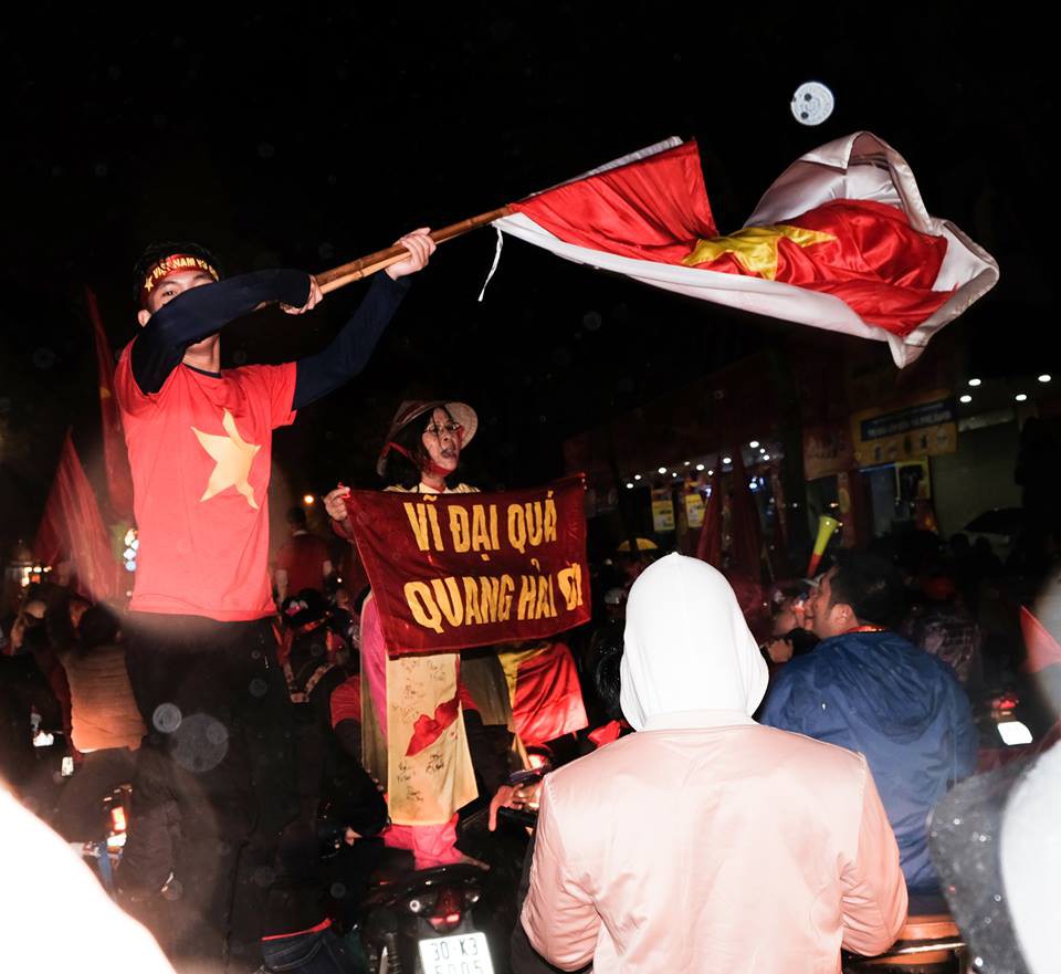 Cười vỡ bụng với nghìn lẻ một khẩu hiệu cổ vũ U23 Việt Nam cực ấn tượng của cổ động viên cả nước - Ảnh 1.