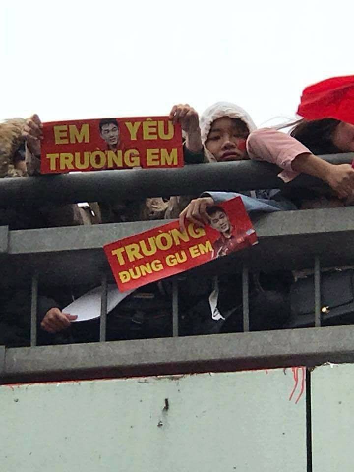 Cười vỡ bụng với nghìn lẻ một khẩu hiệu cổ vũ U23 Việt Nam cực ấn tượng của cổ động viên cả nước - Ảnh 3.