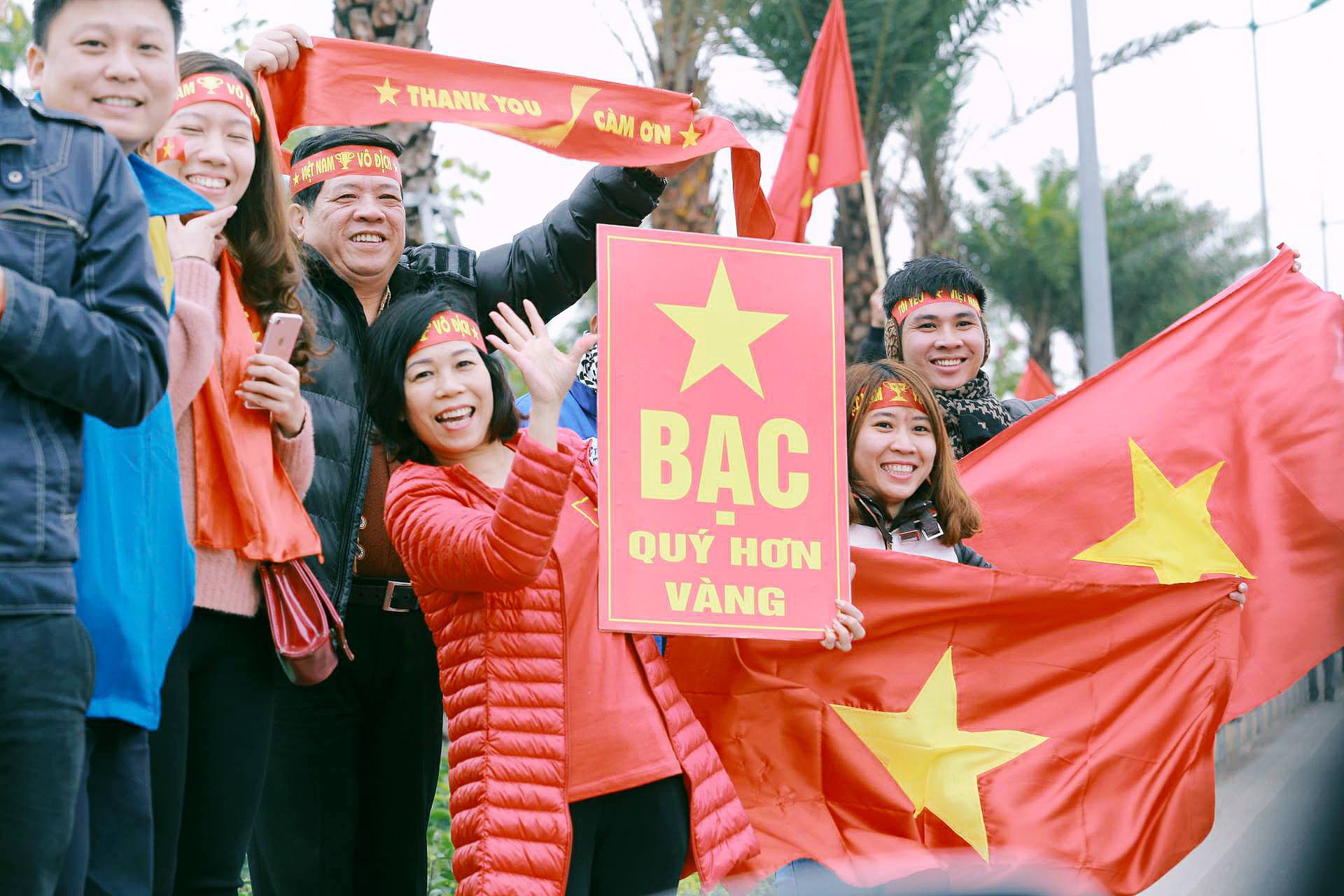 Cười vỡ bụng với nghìn lẻ một khẩu hiệu cổ vũ U23 Việt Nam cực ấn tượng của cổ động viên cả nước - Ảnh 4.