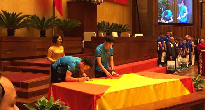 Được đón tiếp tại Quốc hội, đội U23 cùng ký tên lên lá cờ mang từ Lũng Cú về - Ảnh 5.