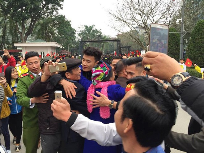 Anh em Tiến Dũng và trung vệ Lê Văn Đại về với gia đình sau lễ diễu hành, gửi lời cảm ơn đến người dân Thanh Hóa - Ảnh 18.