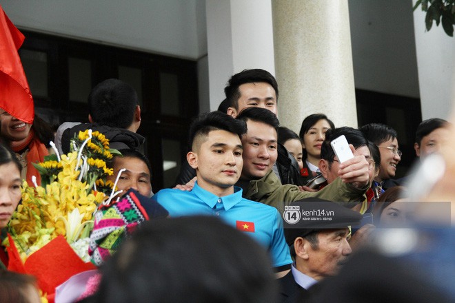 Anh em Tiến Dũng và trung vệ Lê Văn Đại về với gia đình sau lễ diễu hành, gửi lời cảm ơn đến người dân Thanh Hóa - Ảnh 3.