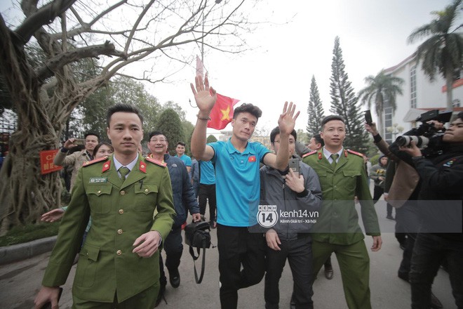 Anh em Tiến Dũng và trung vệ Lê Văn Đại về với gia đình sau lễ diễu hành, gửi lời cảm ơn đến người dân Thanh Hóa - Ảnh 9.