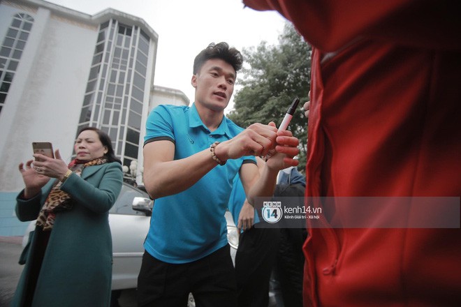 Anh em Tiến Dũng và trung vệ Lê Văn Đại về với gia đình sau lễ diễu hành, gửi lời cảm ơn đến người dân Thanh Hóa - Ảnh 10.