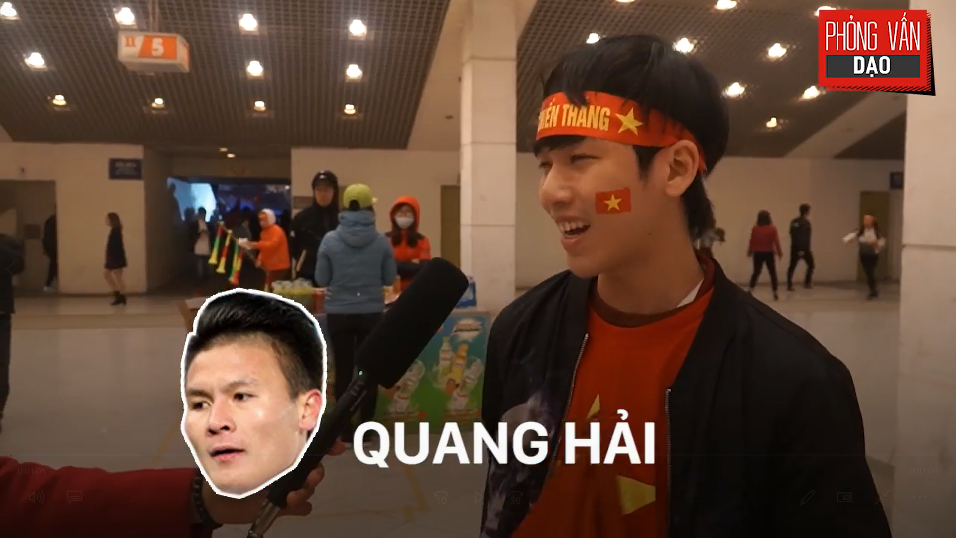 Phỏng vấn dạo: Cảm xúc của người hâm mộ khi đón U23 Việt Nam trở về trong vòng tay - Ảnh 8. Phỏng vấn dạo: Cảm xúc của người hâm mộ khi đón U23 Việt Nam trở về trong vòng tay - Ảnh 8.