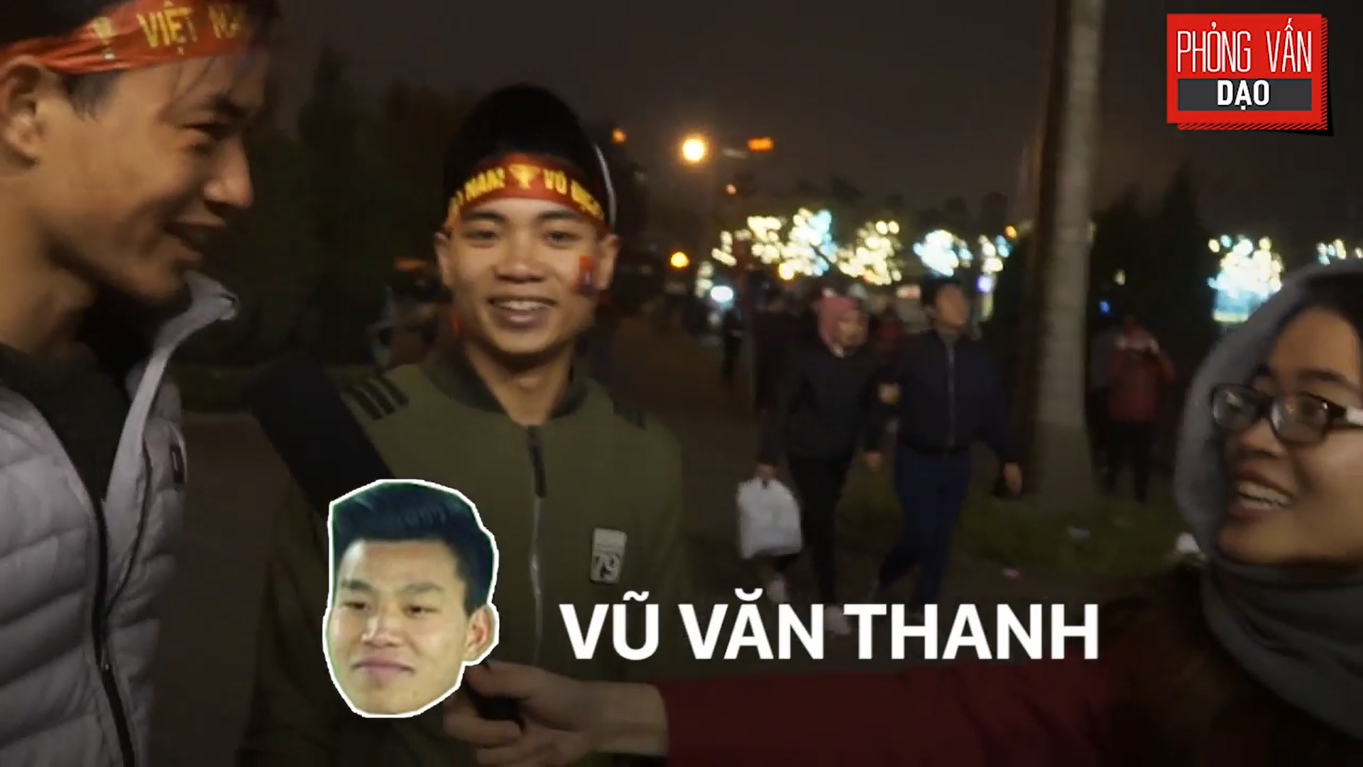 Phỏng vấn dạo: Cảm xúc của người hâm mộ khi đón U23 Việt Nam trở về trong vòng tay - Ảnh 10. Phỏng vấn dạo: Cảm xúc của người hâm mộ khi đón U23 Việt Nam trở về trong vòng tay - Ảnh 10.