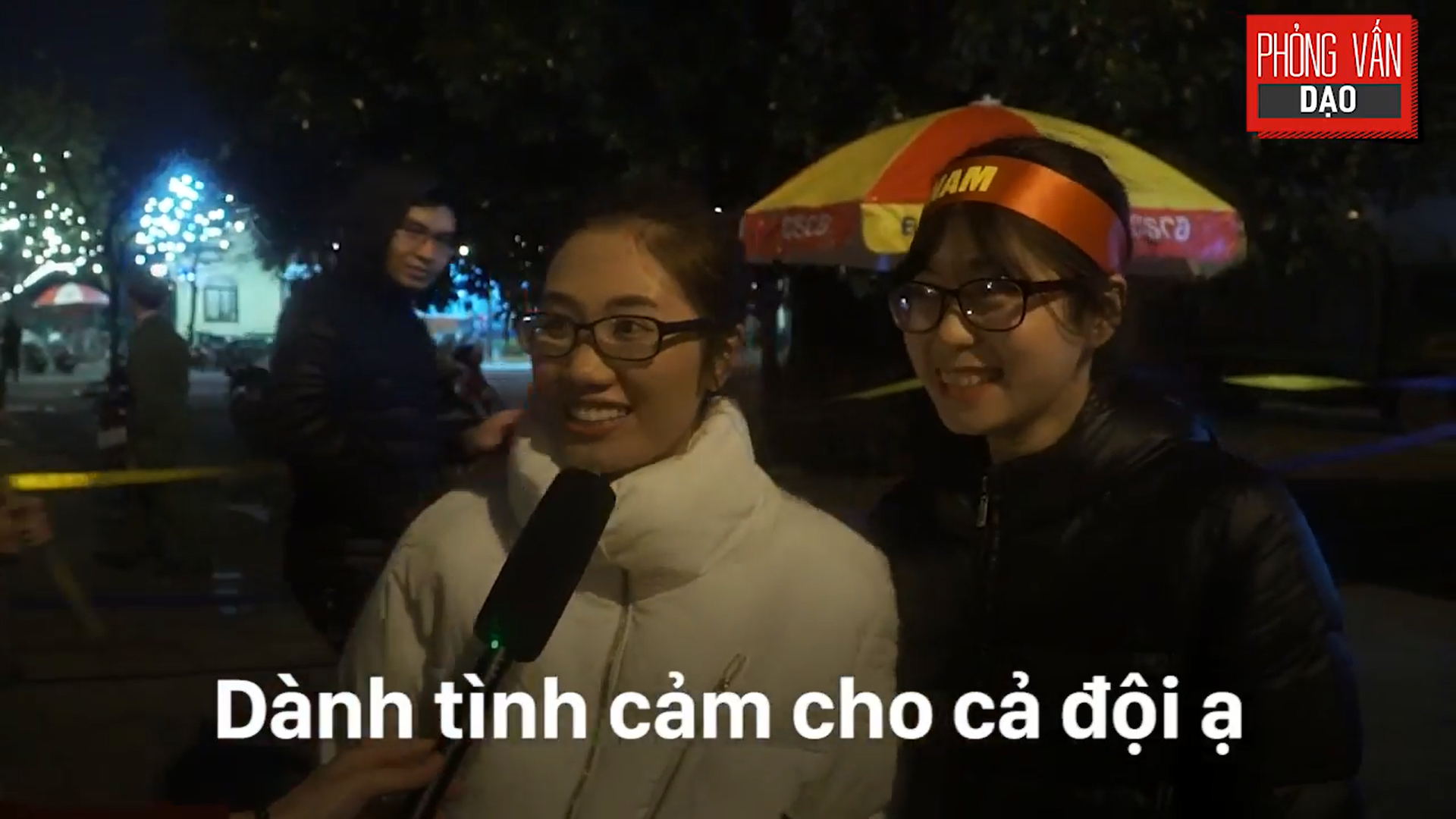 Phỏng vấn dạo: Cảm xúc của người hâm mộ khi đón U23 Việt Nam trở về trong vòng tay - Ảnh 12. Phỏng vấn dạo: Cảm xúc của người hâm mộ khi đón U23 Việt Nam trở về trong vòng tay - Ảnh 12.