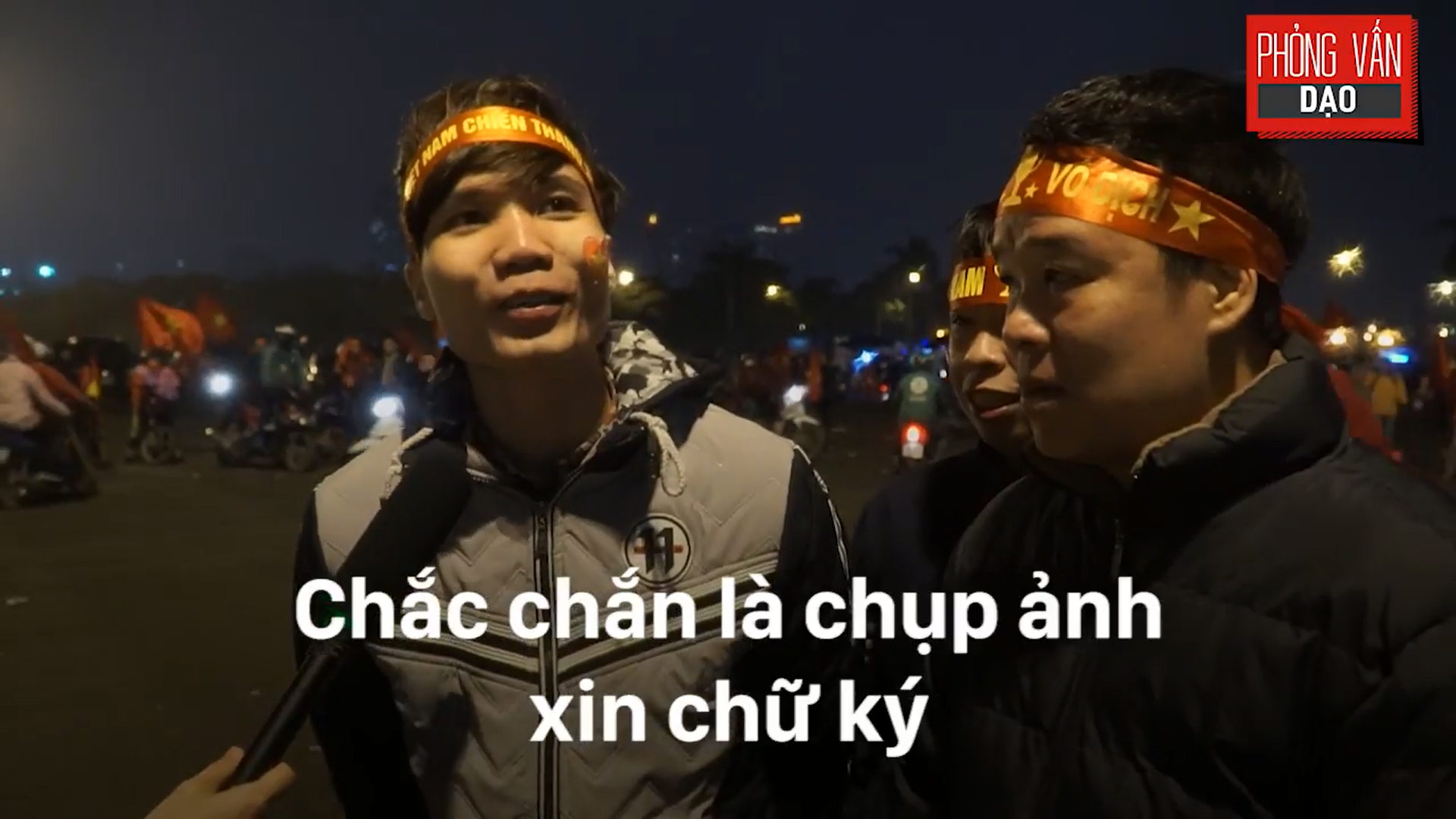 Phỏng vấn dạo: Cảm xúc của người hâm mộ khi đón U23 Việt Nam trở về trong vòng tay - Ảnh 16.