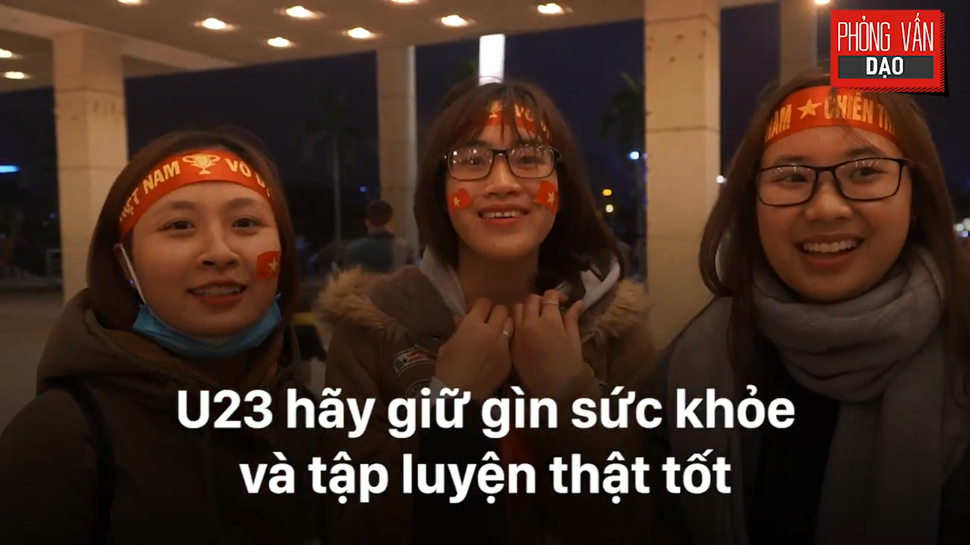 Phỏng vấn dạo: Cảm xúc của người hâm mộ khi đón U23 Việt Nam trở về trong vòng tay - Ảnh 20.