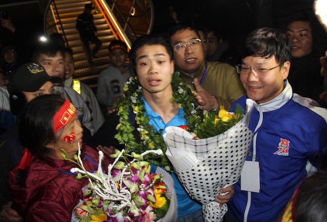 Hàng vạn cổ động viên vỡ mộng vì các cầu thủ U23 bí mật rời sân bay Vinh - Ảnh 14.