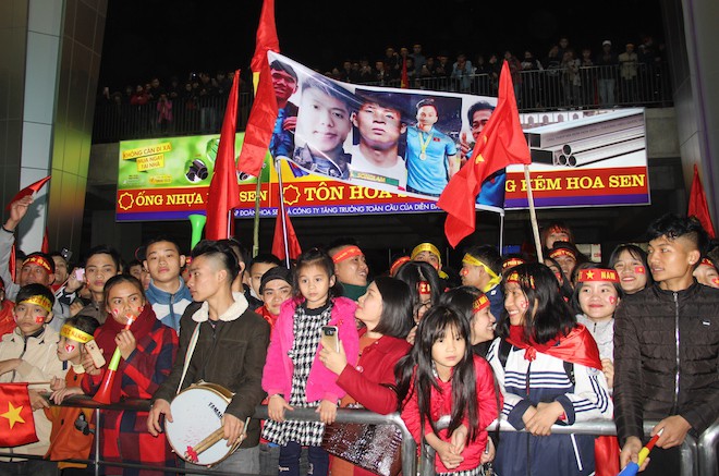 Hàng vạn cổ động viên vỡ mộng vì các cầu thủ U23 bí mật rời sân bay Vinh - Ảnh 2.