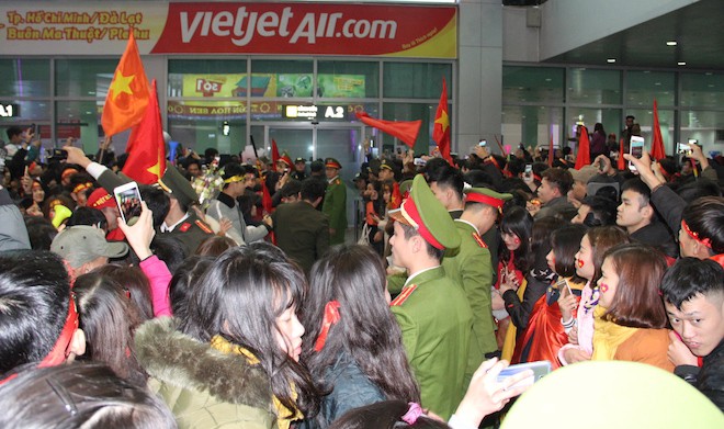 Hàng vạn cổ động viên vỡ mộng vì các cầu thủ U23 bí mật rời sân bay Vinh - Ảnh 9.