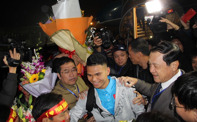 Hàng vạn cổ động viên vỡ mộng vì các cầu thủ U23 bí mật rời sân bay Vinh - Ảnh 6.