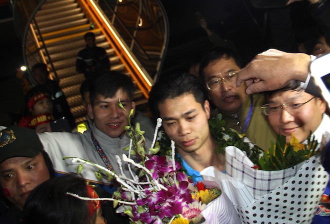 Hàng vạn cổ động viên vỡ mộng vì các cầu thủ U23 bí mật rời sân bay Vinh - Ảnh 7.