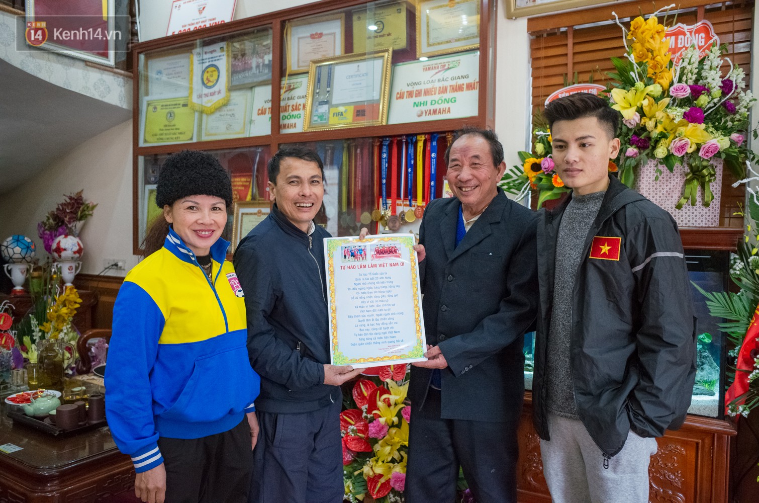 Chuyện cụ ông 69 tuổi bắt xe ôm, xe buýt gần 100km đến nhà bố mẹ Quang Hải để tặng một món quà Chuyện cụ ông 69 tuổi bắt xe ôm, xe buýt gần 100km đến nhà bố mẹ Quang Hải để tặng một món quà
