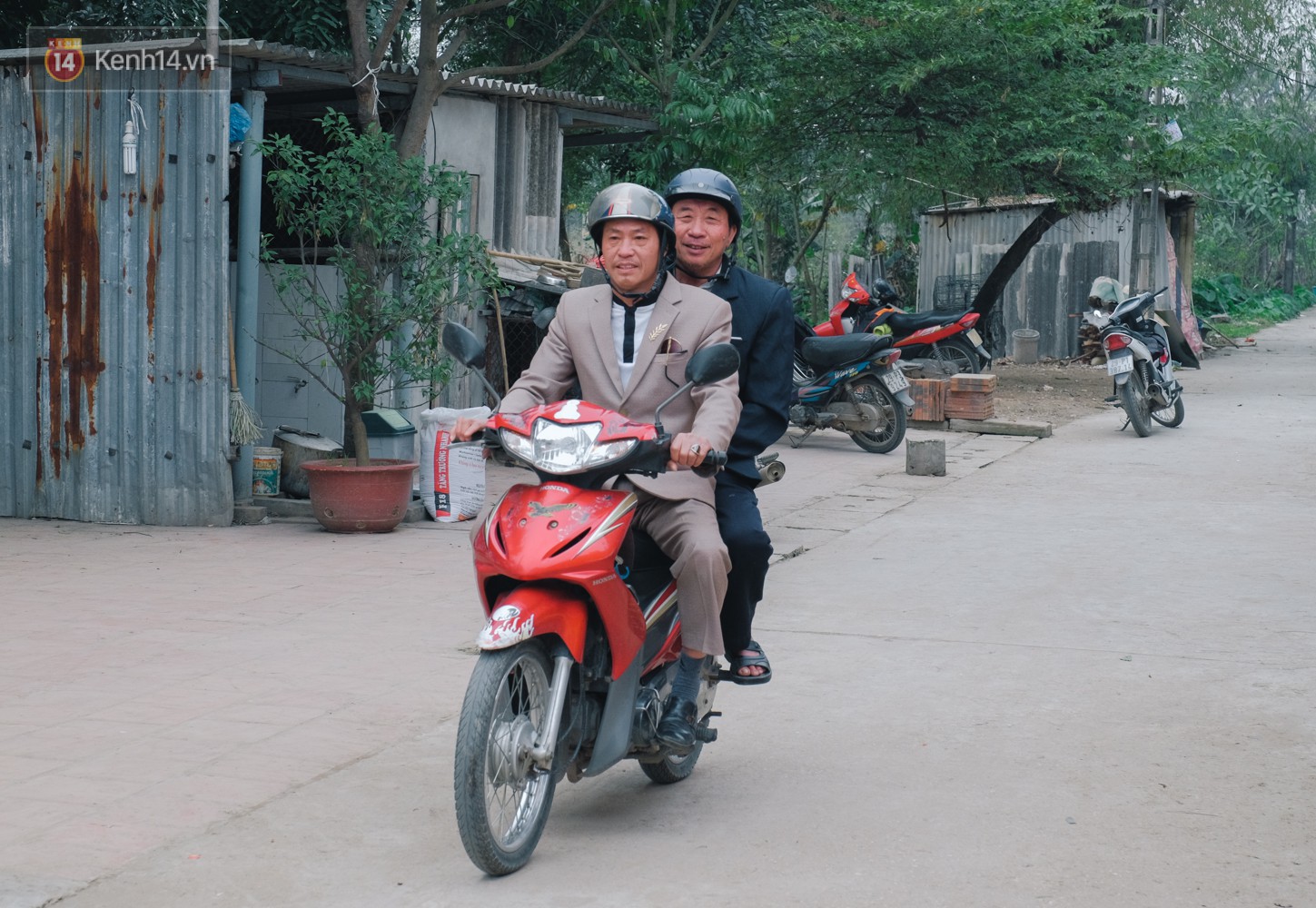 Chuyện cụ ông 69 tuổi bắt xe ôm, xe buýt gần 100km đến nhà bố mẹ Quang Hải để tặng một món quà đặc biệt - Ảnh 2.