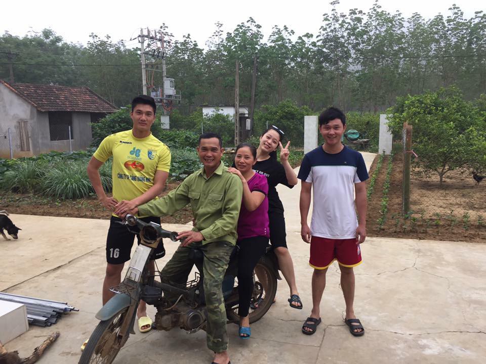 Thủ môn U23 Việt Nam từ chối xe sang,  ngồi sau xe máy cà tàng ôm bố cùng về nhà 2