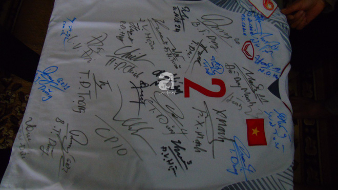 Cầu thủ Phạm Xuân Mạnh tặng áo có chữ ký của đội tuyển U23 Việt Nam cho một câu lạc bộ thiện nguyện để làm từ thiện 2