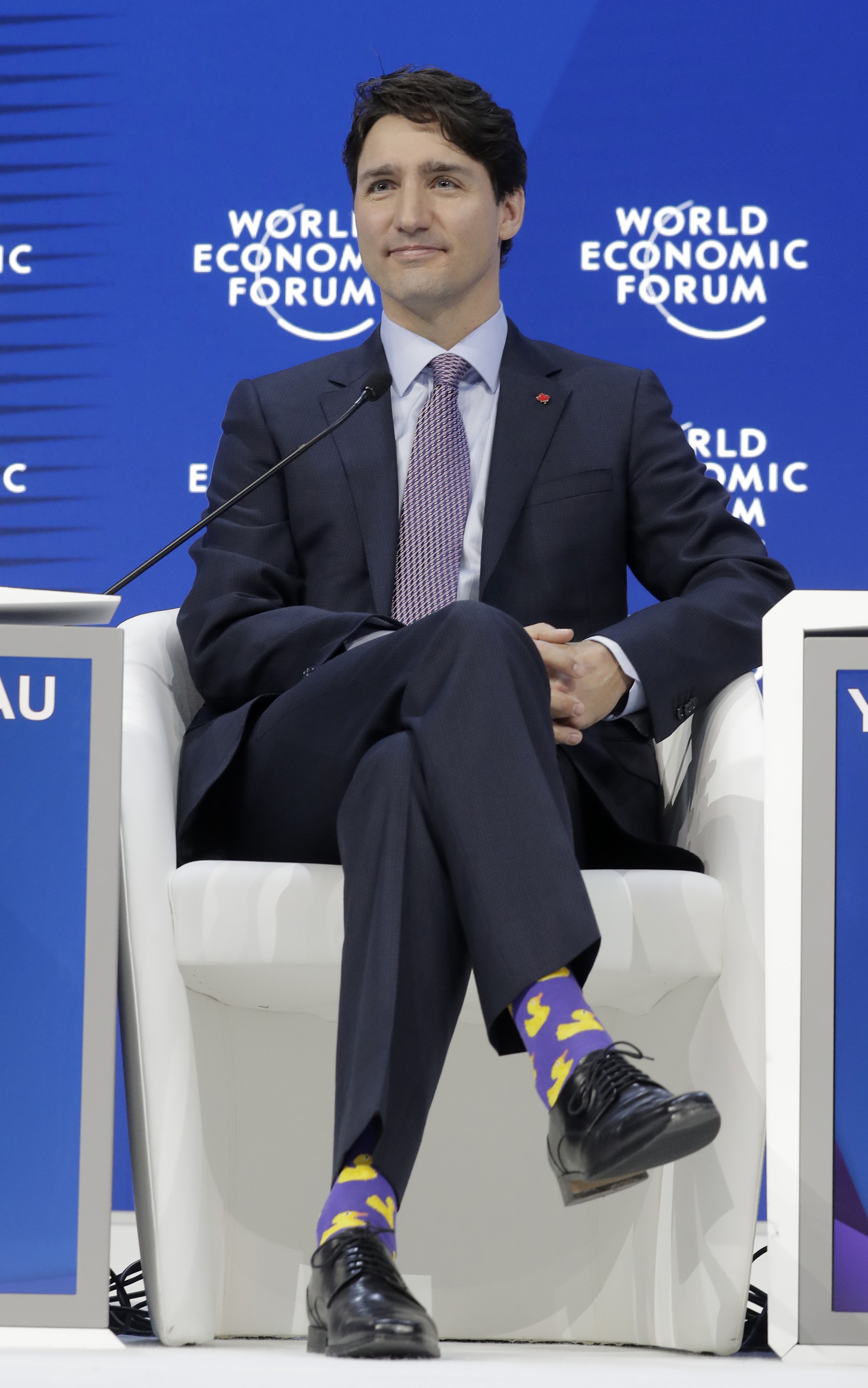 Chẳng phải trang phục, giờ đây những đôi tất của Thủ tướng Canada mới là thứ người ta muốn “bóc giá” - Ảnh 2.