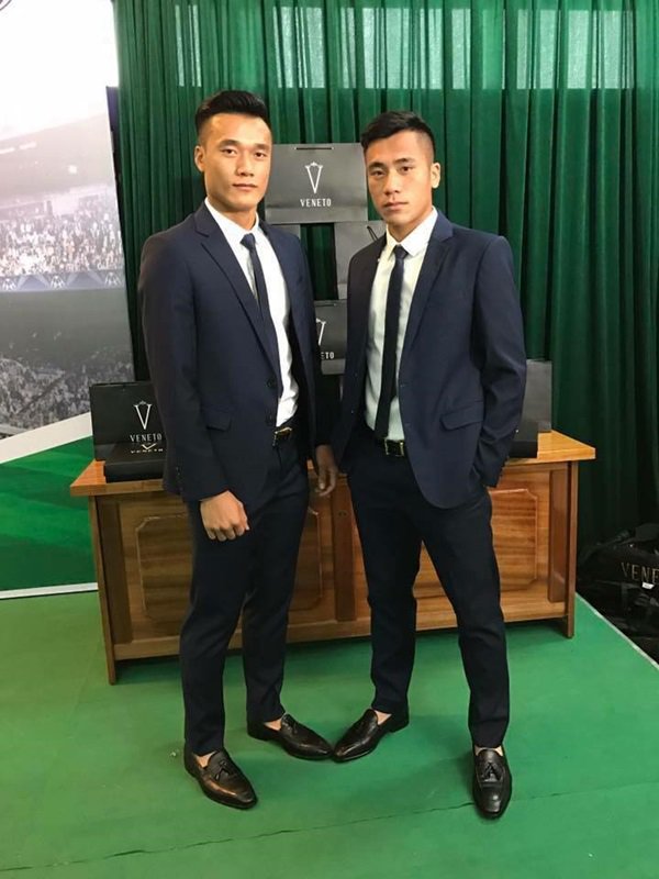 Loạt ảnh mặc áo vest của dàn U23 khiến người hâm mộ đổ gục