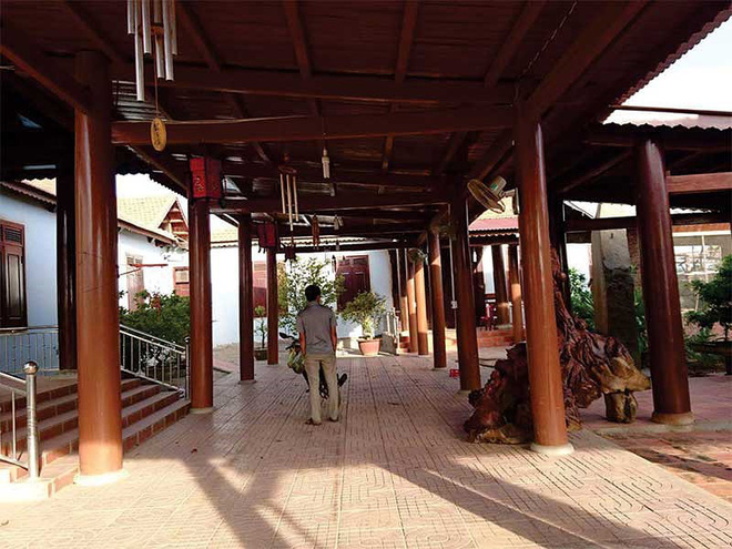 Đường bê tông làm đến cổng biệt phủ gỗ của nguyên chủ tịch huyện thì tạm dừng vì hết vốn - Ảnh 1. Đường bê tông làm đến cổng 'biệt phủ khủng' của nguyên chủ tịch huyện thì 'hết vốn' 3