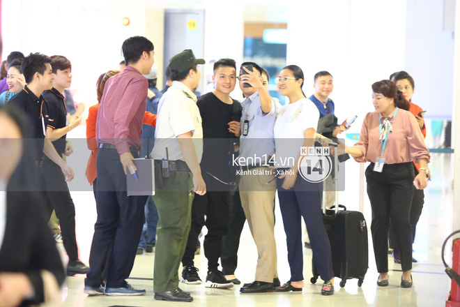 Fan đón U23 hạ cánh Sài Gòn cuồng nhiệt không khác gì sao Hàn! 2 Fan đón U23 hạ cánh Sài Gòn cuồng nhiệt không khác gì sao Hàn! 2