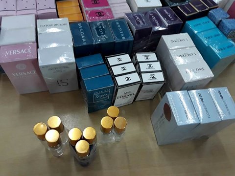TP.HCM: Gần 10.000 chai nước hoa làm giả các nhãn hiệu nổi tiếng bị thu giữ 1