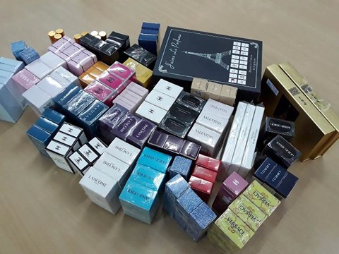 TP.HCM: Gần 10.000 chai nước hoa làm giả các nhãn hiệu nổi tiếng bị thu giữ 4 TP.HCM: Gần 10.000 chai nước hoa làm giả các nhãn hiệu nổi tiếng bị thu giữ 4