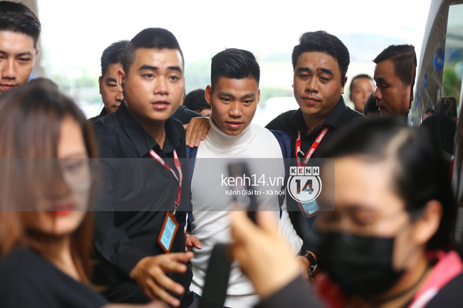 Fan đón U23 hạ cánh Sài Gòn cuồng nhiệt không khác gì sao Hàn! 11 Fan đón U23 hạ cánh Sài Gòn cuồng nhiệt không khác gì sao Hàn! 11